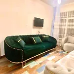 Licensed ,Jazzy Top Class 3 Bedrooms Homes 100Mb Wi-Fi