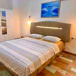Licensed ,Jazzy Top Class 3 Bedrooms Homes 100Mb Wi-Fi