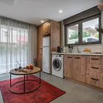 Rose Residence - Cozy Apartments Near The Beach