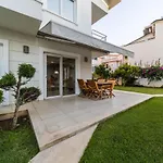 Central Villa With Garden And Pool In Kemer