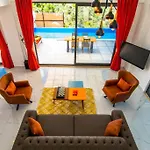 Gala Acik Ve Kapali Havuzu Bulunan Lueks Villa