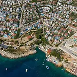 Havuzu, Plaji, Bahcesi Ve Olaganuestue Manzarasiyla…