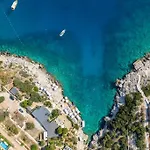Havuzu, Plaji, Bahcesi Ve Olaganuestue Manzarasiyla…