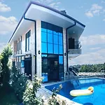 Villa15 Lodge, Five-Star Stay 5Bd 5-5Ba Beach Access Villa With Pool , Gym, Sauna, Alfresco Dining & Garden