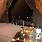 Doganin Icinde Lueks Jakuzili Balayi Bungalovu