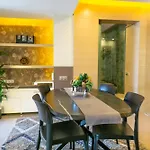 Downtown Oasis - Spacious Modern 3-Br Flat Near Beachpark