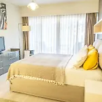 Downtown Oasis - Spacious Modern 3-Br Flat Near Beachpark