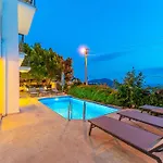 Luxus Villa Skyla Mit 5 Schlafzimmern & Meer-Blick