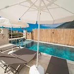 Kas Merkezde Oezel Havuzlu Tas Villa