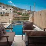 Kas Merkezde Oezel Havuzlu Tas Villa
