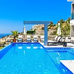 4 Bdr Ultra Luxury With Cinema Room Villa Victoria