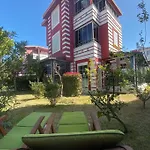 Muestakil, Oezel Havuzlu, Jakuzi Ve Saunali Villa