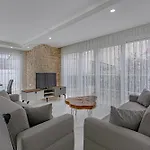 Near By The Land Of Legends , Private Pool , Villa Aurora