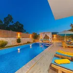 Doga Manzarali Korunakli Villa Sura