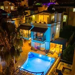 Kalkan Merkezde Havuzlu Apart