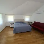 Muestakil Bahce Ve Havuzlu Villa