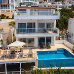 Oezel Havuzlu Bueyuek Villa - Kalkan Plaja Sadece 200Mt