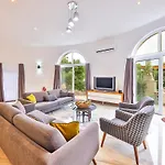 Villa Nur, Beachfront Villa