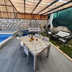 Doga Icinde Havuzlu Lueks Villa Beyaz