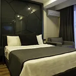 Lucky Monkey Midi Hotel