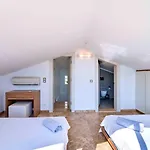 5 Bedroom Villa Close To The Town 9629