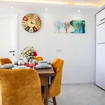 Kaskalkan Deniz Manzarali Havuzlu Bahceli Villa
