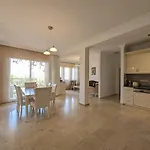 Townhouse With Bath And Fireplace