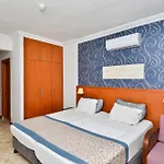 Tropic Beach Club Side Hotel