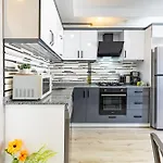 Modern House & Best Location & Oldtown 10 Min